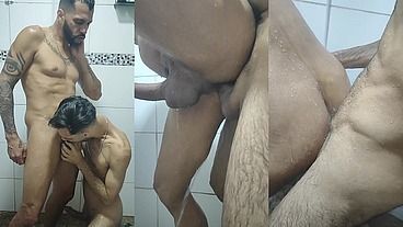 2 dotadão no banho 👿 gozando fodendo no banho