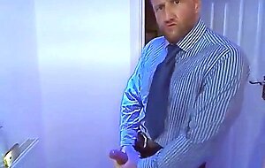 Empresario batendo punheta