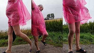 In Regencape, Strumpfhose und Latschen im Nieselregen