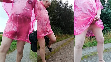 In Regencape, Strumpfhose und Latschen im Nieselregen