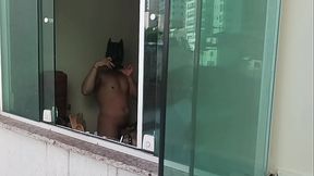 C&acirc_mera escondida flagrou o homem morcego tomando conta do garoto prod&iacute_gio