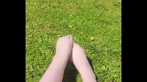 Mes petits petons dans l'_herbe