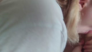 LUXY SUCKS ME DURING THE VIDEO EDITING!! FRENCH AMATEUR!