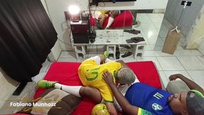 jogadores depois do treino se pegam gostoso