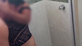el cornudo siempre sospecho que a su mujer se la follaba su padrastro pero no lo creia asta el mismo poner su camara escondida y vio como ella disfruta por el culo