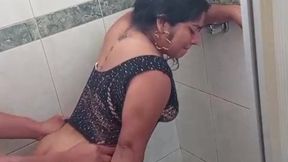 el cornudo siempre sospecho que a su mujer se la follaba su padrastro pero no lo creia asta el mismo poner su camara escondida y vio como ella disfruta por el culo
