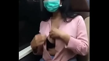 Morena danada mostrou os peitos no trem