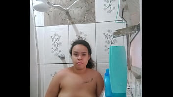 GOSTOSA TOMANDO BANHO EXIBINDO SUA BUCETA MOLHADINHA