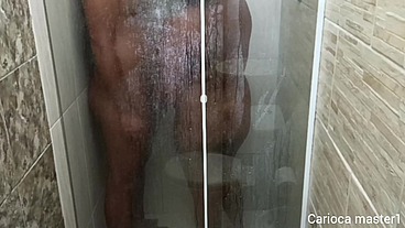 Tomando banho com vizinha gostosa