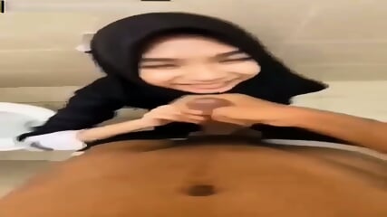 Pertama kalinya megang kontol ayank, cewek jilbab ini masih cangung