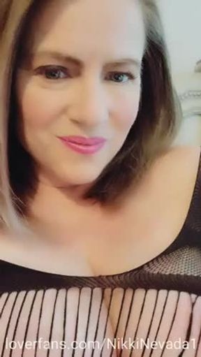 Sexy MILF Nikki Cellphone Closeup Dildo Play