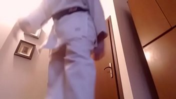 Sono la tua insegnante di Karate e voglio dominarti come un piccolo verme