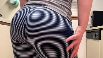 Fat Mom's Booty Gets a Sexy Kitchen Wedgie
