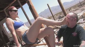 Jolene Hexx - outdoor foot worship