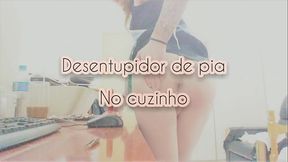 Sissy Mavka - brincando com o desentupidor de pia