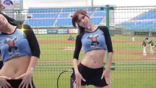 Fabulous Japanese Gals Dance on Public