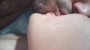 chupando y mordiendo los pezones grandes &mdash;  duros y lactantes de mi esposa