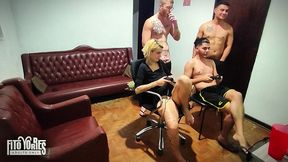 jogando videogame com os amigos - resenha do carmona