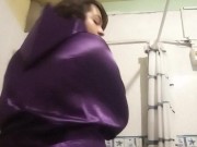 Raven femboy jugando en el baño