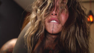 Durva anális dübörgés és mély szopás dús keblű, tetovált latin MILF-nek, hatalmas segggel