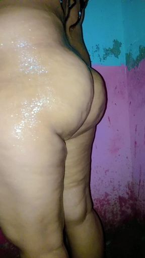 Desi Aunty Bathing Nude Video in Bathroom for Boyfriend