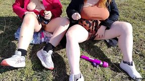 minha mulher e cunhada - my wife and sister-in-law showing off in the park with lust.
