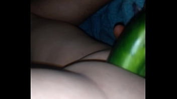 Metiendo un pepino en mi culo