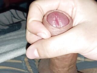 Me masturbo a chorros en mi cama dejando mucha leche