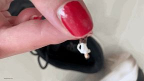 GIANTESS SCRATCHING HER SWEATY FEET WITH TINY MEN - MOV Mobile Version