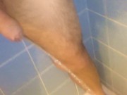 Ich stehe in der Dusche und pisse