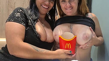 Lanche com putaria! Esposas nuas no Méqui fazem segurança implorar por sexo no drive thru