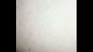 Casada aguentando dois no cu, amador real caseiro sem camisinha