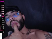 Hermoso hombre chupando dedo