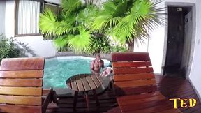 depois de uma cena forte capoeira vai atras da atriz na piscina fode o cu dela dentro da agua - bianca naldy