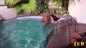 depois de uma cena forte capoeira vai atras da atriz na piscina fode o cu dela dentro da agua - bianca naldy