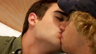 Fetisch hemmagjord video av amatör unga Casey Wood och Zack Randall som får anal knull