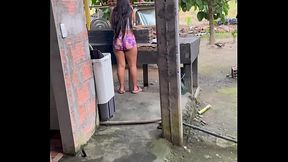 campesina traviesa pide ayuda a cambio de tragarse la lechita