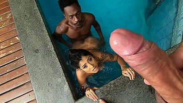 Alice Chilena em festa com dois na piscina
