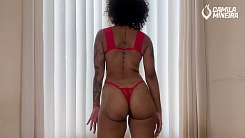 Posso tirar a minha saia pra te mostrar uma surpresinha na minha bunda grande?