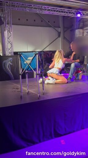 Live Stripte  show tijdens de biker beurs