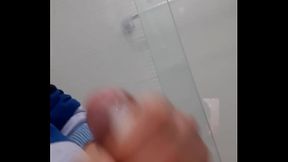 Punheta no banheiro. Leitinho quente.