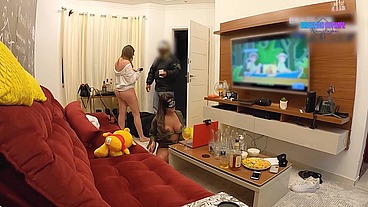COM A THAY KSADA RECEBI PELA PRIMEIRA VEZ UM ENTREGADOR SOMENTE DE LINGERIE