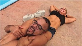 Her STRONG thighs HEADSCISSORING in NERD