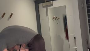 Behind the scenes . Saskia lifts Chris . Hotel lift n carry session