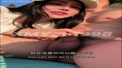 Ch Mai khng mc qun lt khoe ln khng lng sc l cho thng em xut tinh ngoi bin ng ngi