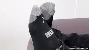 ”Tattooed hunk Drew strips & showcases his size 12 feet”