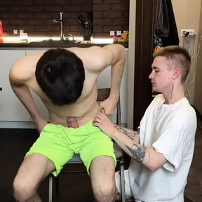 Twink Invited a Guy with a Big Dick to Visit, Gave a Blowjob and Brought Him to Orgasm