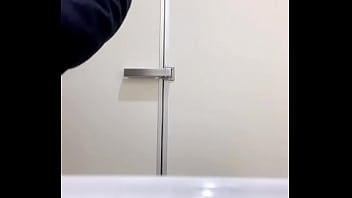 スーパーのトイレ個室でおしっこ