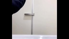 スーパーのトイレ個室でおしっこ