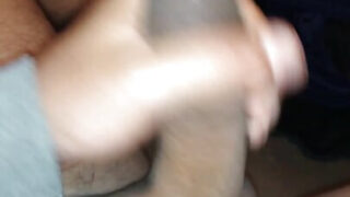 Mogna amatörer runkar sina stora kukar och knullar sedan trånga rumpor